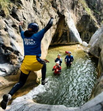 SALTARÍOS Rafting Barrancos Multiaventura y Ecoturismo - Grupo senderismo en Granada
