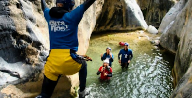 SALTARÍOS Rafting Barrancos Multiaventura y Ecoturismo - Grupo senderismo en Granada