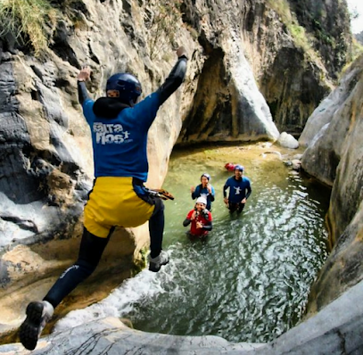 SALTARÍOS Rafting Barrancos Multiaventura y Ecoturismo - Grupo senderismo en Granada